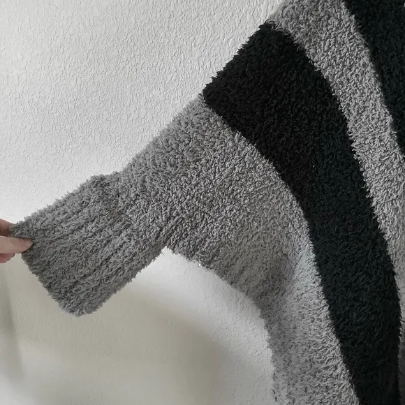 BAREFOOT DREAMS CozyChic Beach Poncho Gray Black Fringe Sweater ONE SIZE