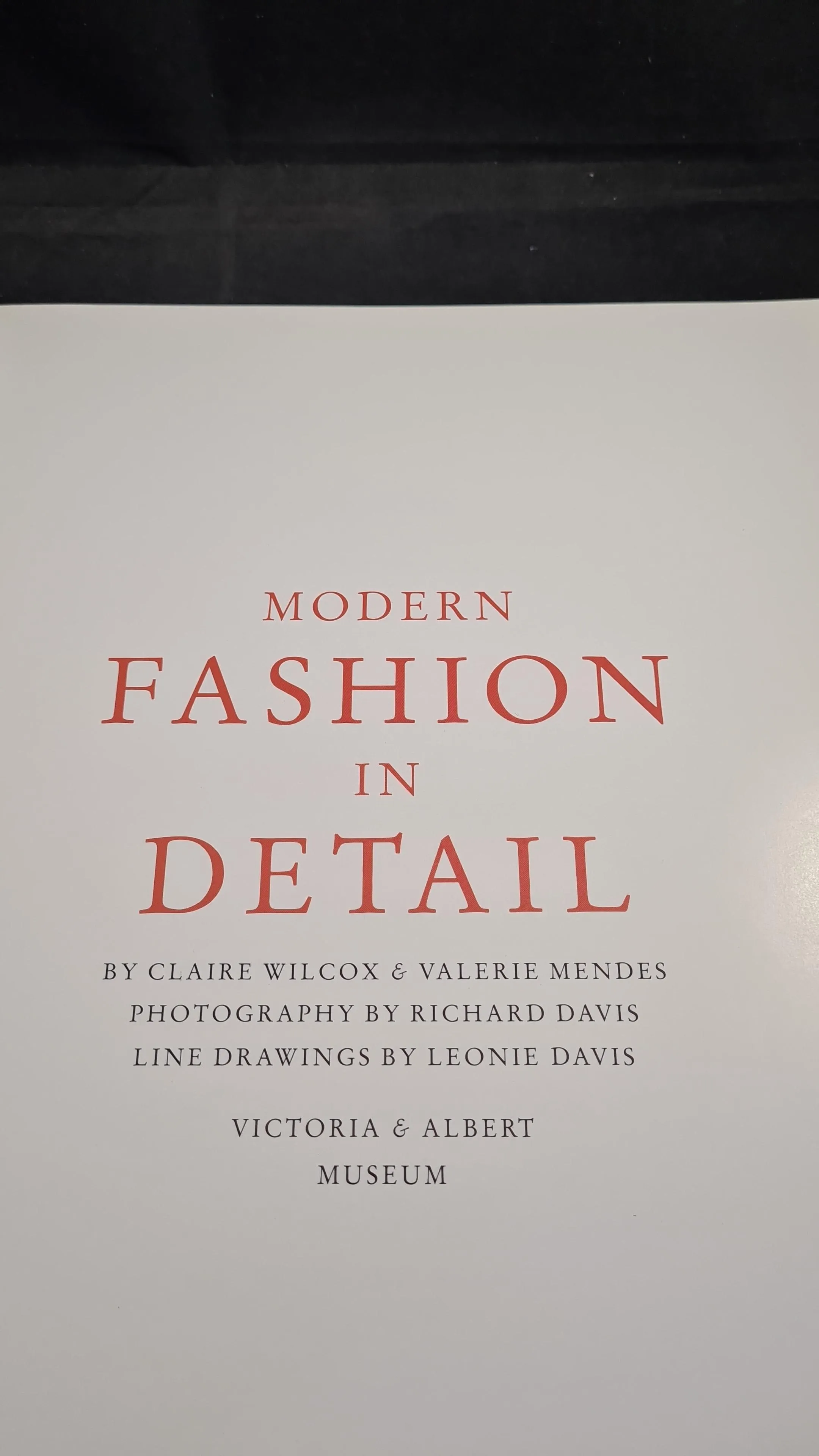 Claire Wilcox - Modern Fashion in Detail, Victoria & Albert Museum, 1991