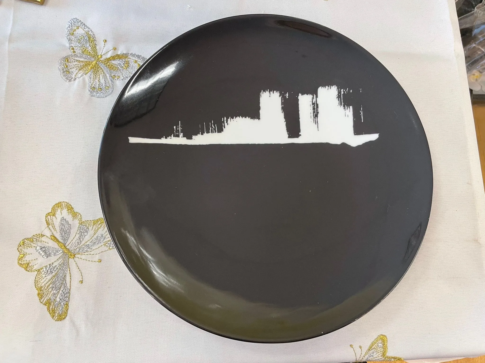 Set of 4 Black dinner plate with white Design #12