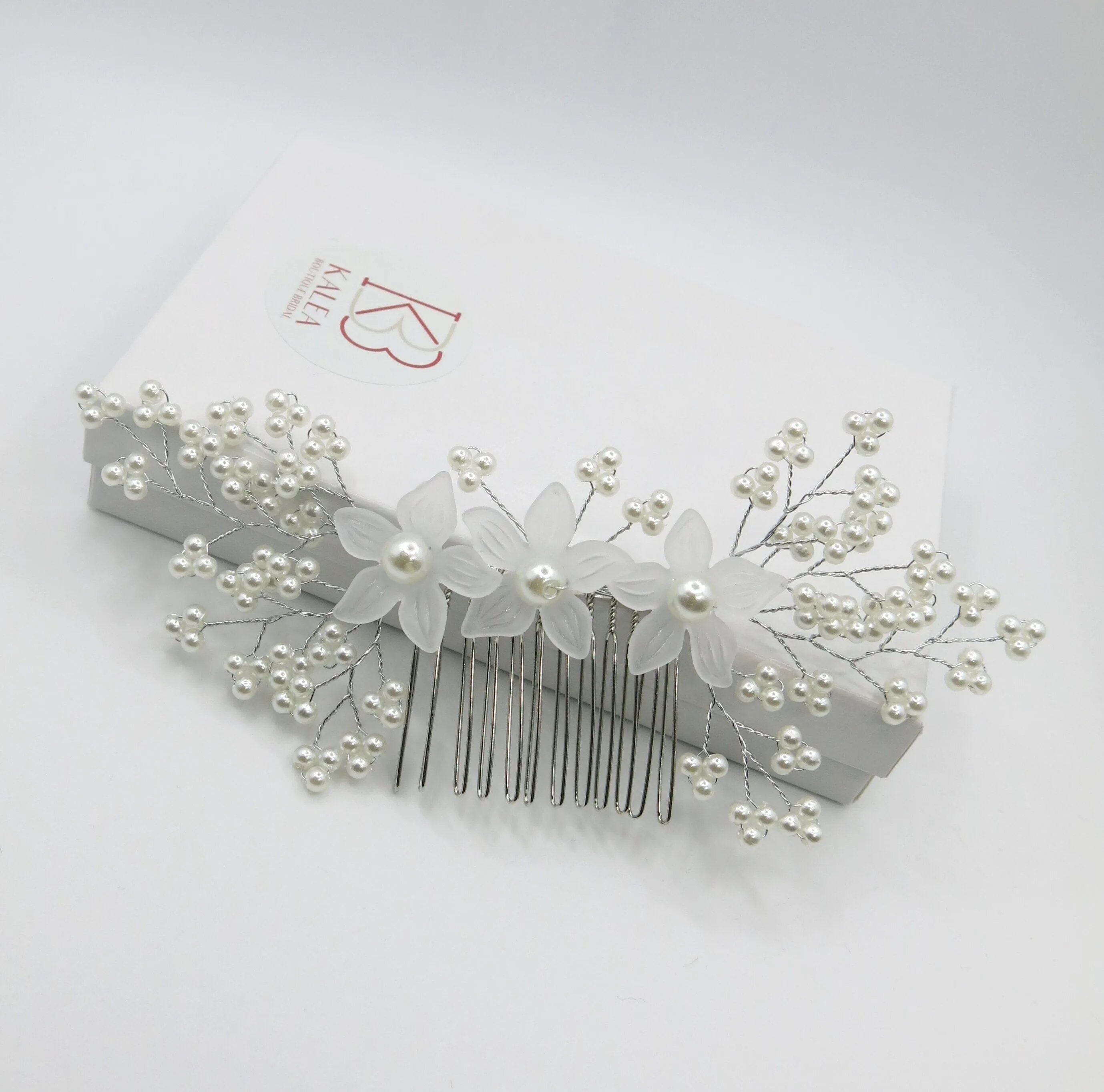 White Flower Pearl Hair Comb, Bridal Silver Wire Hair Comb, Floral Wedding Hairpin Minimalist Headpiece
